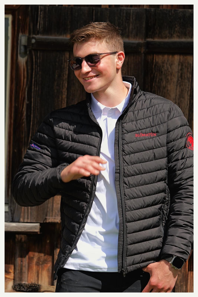 Blómatún Jacke Black Icelandflag 