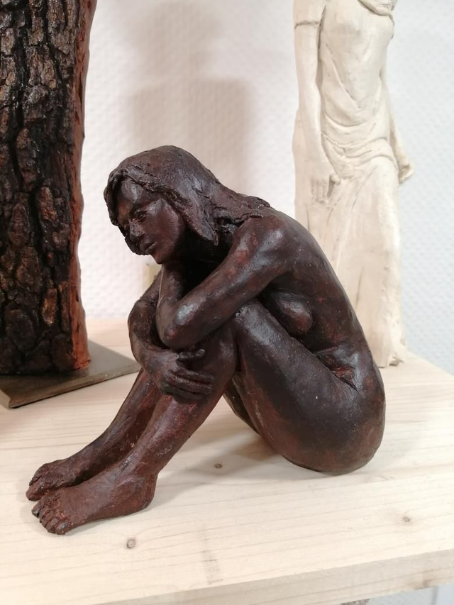 Sculpture femme serrant ses genoux 