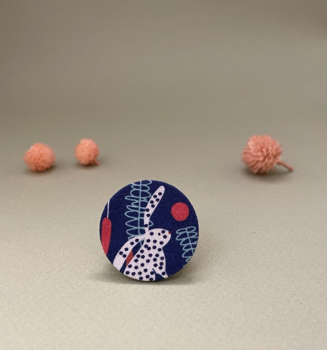 Broche ronde lapin bleu foncé en carton et tissu imprimé