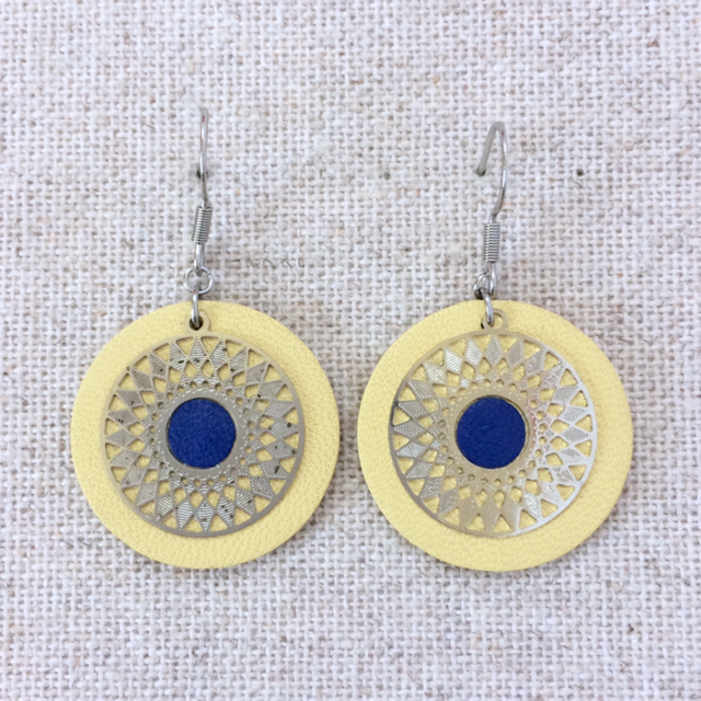 Boucles d’oreilles « Tambourin » argentées, cuir jaune pastel et bleu roi