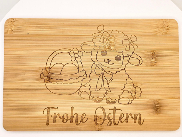 Frühstücksbrettchen aus Bambus mit Ostergravur