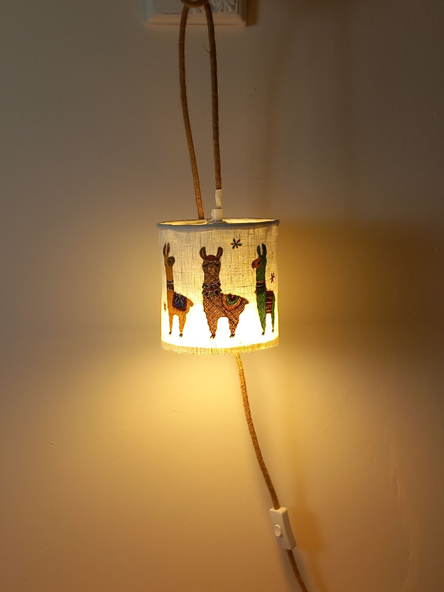Abat-jour lin brodé des animaux " Lamas Multicolores" - lampe baladeuse artisanale diamètre 15 cm pour chambre enfant