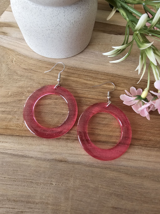 Boucles d’oreilles créoles résine -&quot;Rondes de Couleurs&quot;– Couleurs vitaminées et effet rétro chic ROSE TRANSLUCIDE