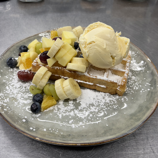 Wafel met ijs en vers fruit