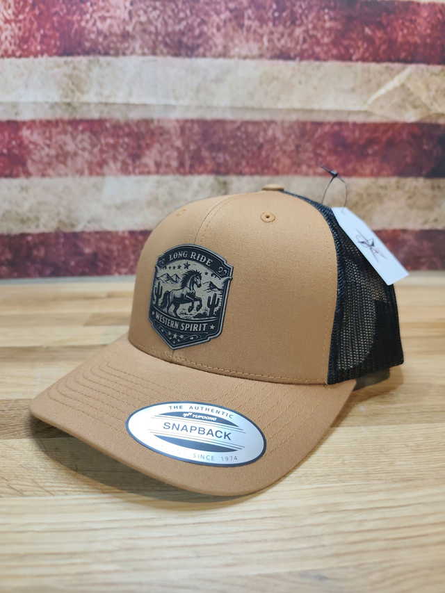 Casquette trucker caramel / blanc – patch cuir “Long Ride” avec cheval