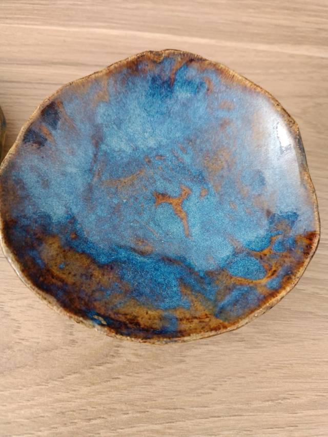 Plat bleu brun rond 