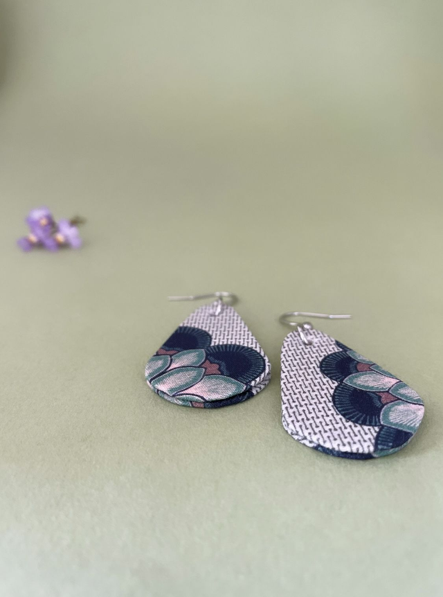 Boucles d'oreilles carton et tissu imprimé forme peites gouttes, collection « lotus » - tons beige, vert et noir.