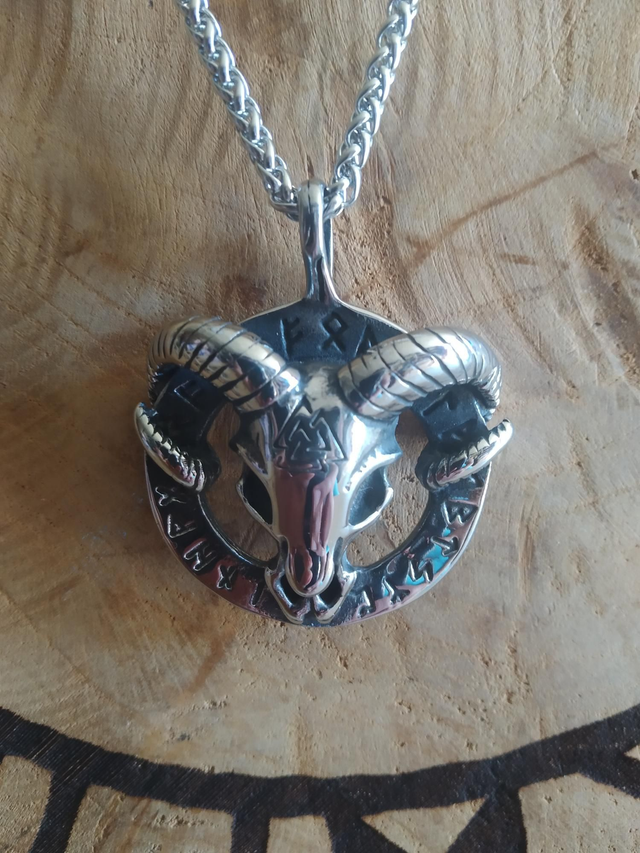 Collier crâne de bouc et runes acier inoxydable 