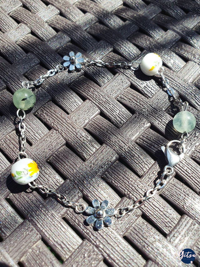 Bracelet fin avec préhnite et perles de porcelaines