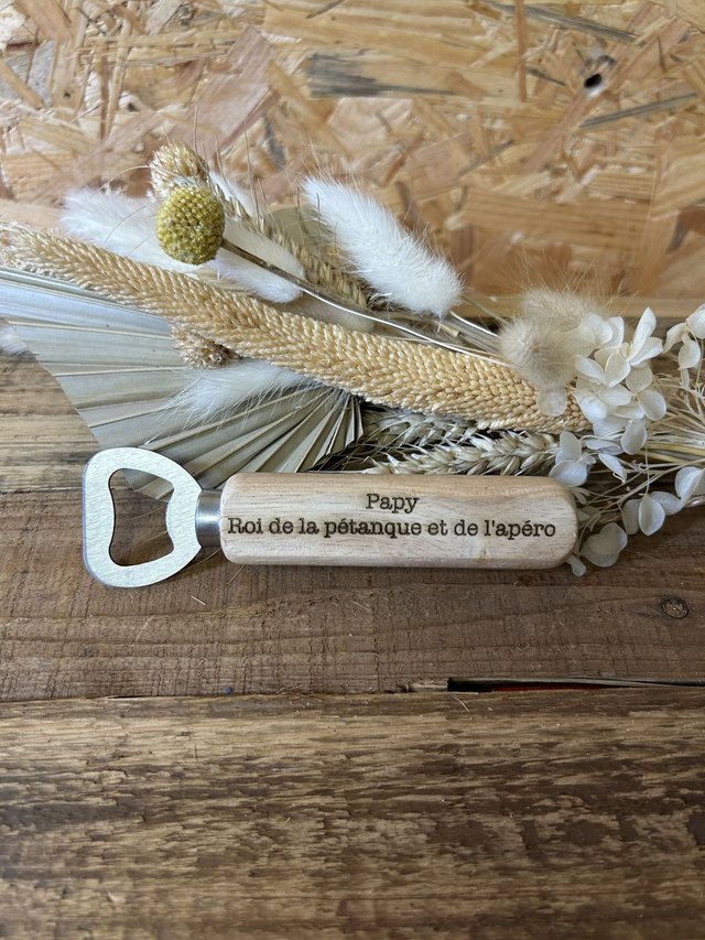 Décapsuleur en bambou "Papy roi de la pétanque et de l'apéro"