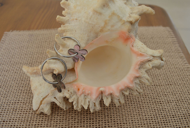 Boucles d'oreilles - créole acier inoxydable 2,5 cm - fleur nacre 2 cm