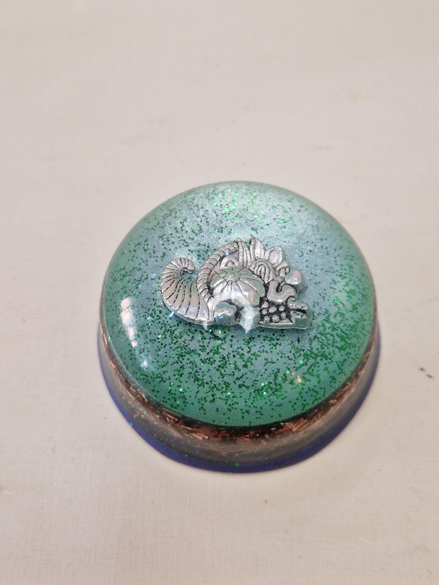 Orgonite, demi-sphère / 075