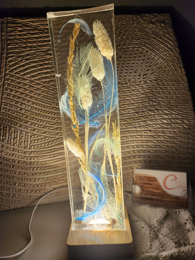 Lampe résine fleurs séchées ton bleu