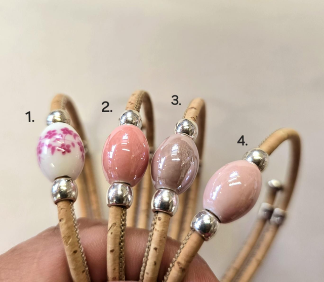 Bracelet réglable "Rose" en liège naturel fin et perle ovale en céramique 