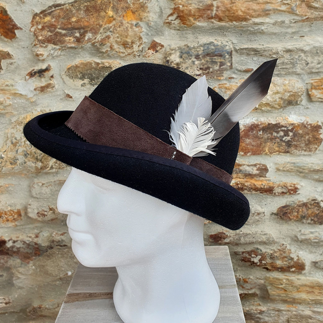 Sombrero “Grant” · Bombín de fieltro de lana negro con plumas
