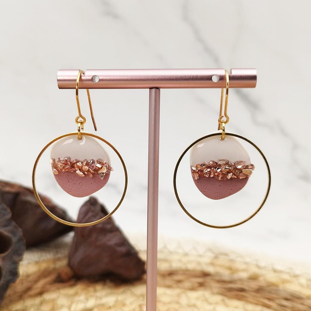 Boucles d&#039;oreilles Anneau doré Vieux Rose, blanc et Rocaille Rosée