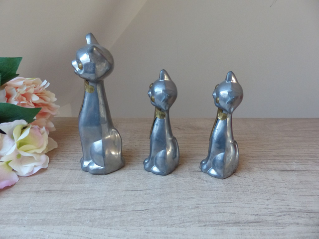 Figurines de Collection – Trois Chats Siamois avec Cravates, Étain et Laiton, Vintage Rare 1940 - Décoration Anciens Chats Hong Kong 1940
