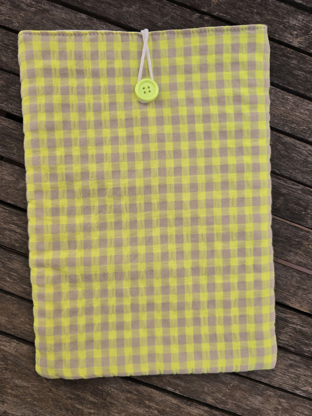 Funda de libro acolchada con cuadros vichy amarillo flúor-beige