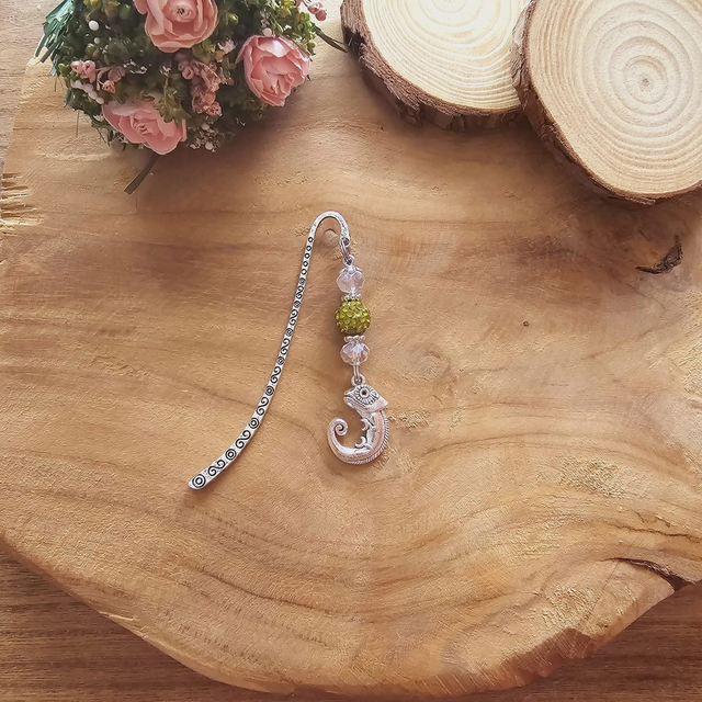 Marque-pages décoré de perles et d'un pendentif en forme de caméléon.