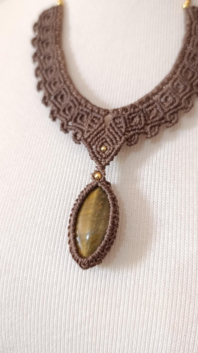 Colar em macramê com olho de tigre 