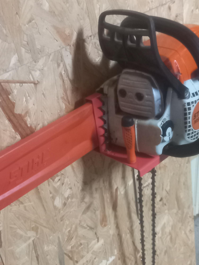 Rangement support mural tronçonneuse