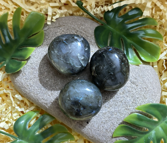 Pierre roulée de labradorite taille M