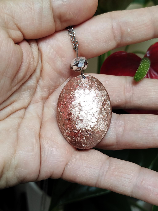 Pendentif rond rosé et perle facettée 