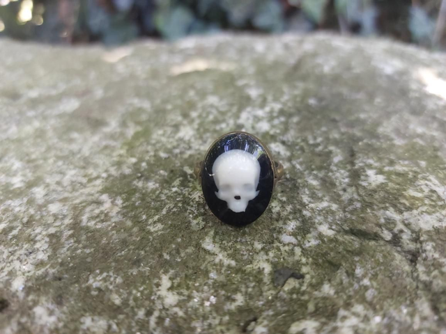 Bague ovale doré ancien crâne