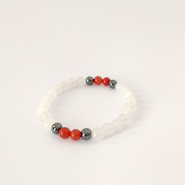 Pulsera “Energía Serena” – Piedra de Luna, Hematita y Ágata Roja