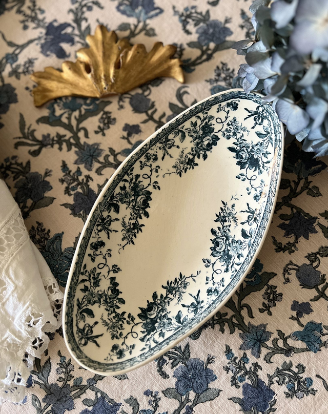 BOUQUETS DE ROSES - Ravier (ou petit plat) modèle Bouquets de Roses de la manufacture française de Gien - Terre de Fer