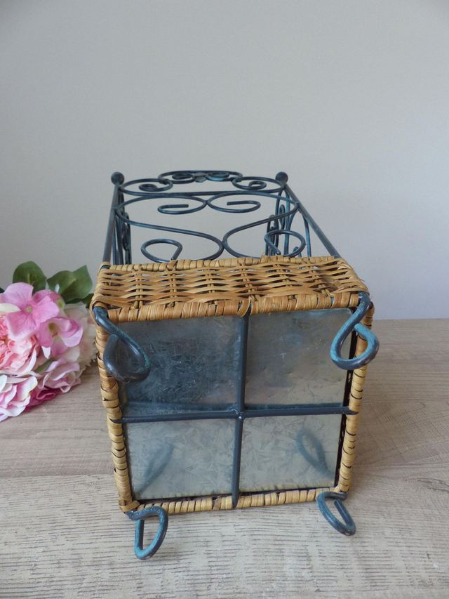 Porte-parapluies français shabby chic en métal et osier tressé – rangement élégant pour entrée, vestiaire ou maison de campagne rustique