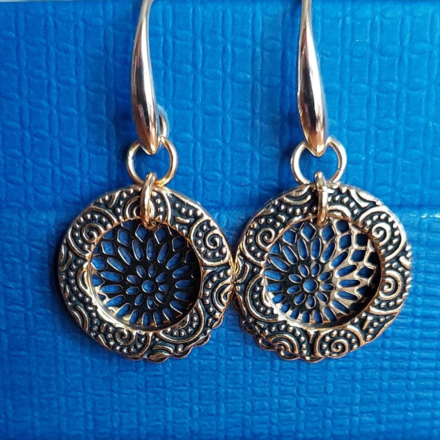Boucles d&#039;oreilles dorées mandala