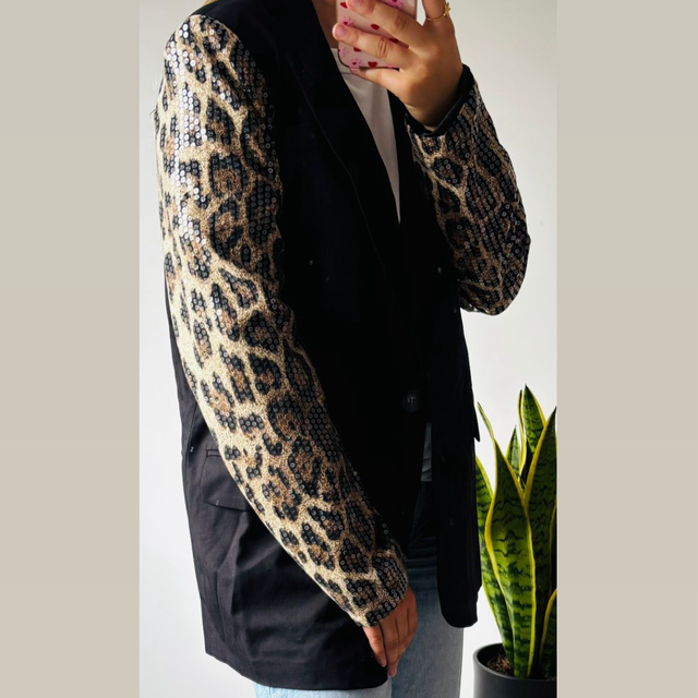 Zwarte blazer met panterprint mouw 