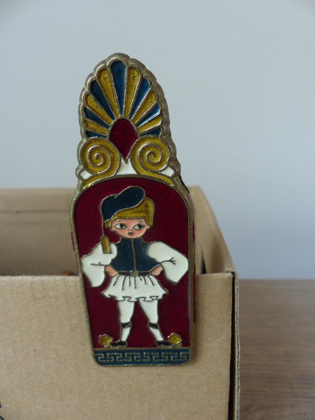 Pince à courrier vintage en laiton émaillé peint main – motif couple grec en tenue traditionnelle – pince à papier décorative pour bureau