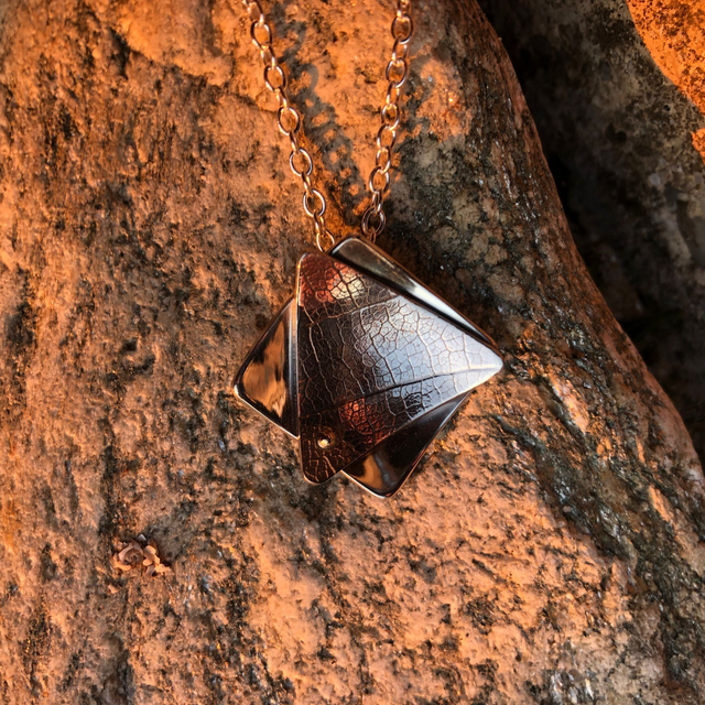 Pendentif Feuille d&#039;Argent avec Graine d&#039;Or 18 carats 