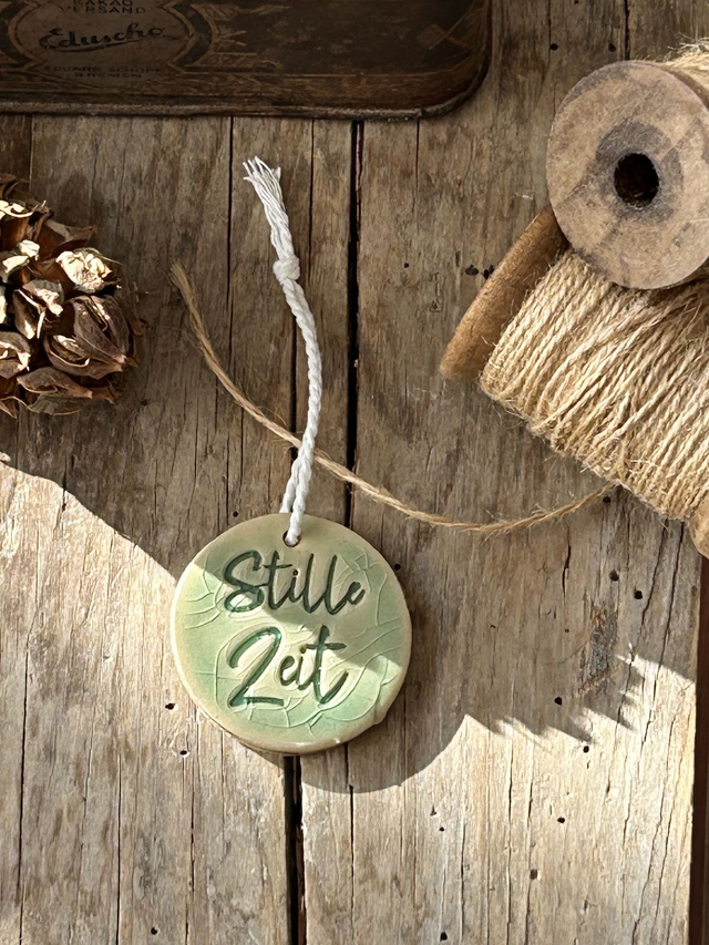 Emblem-Anhänger "Stille Zeit" - Farbe „strand-gut“ und „grün-gut“