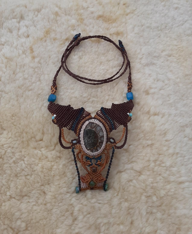 Ammonite, macramé et pièce laiton