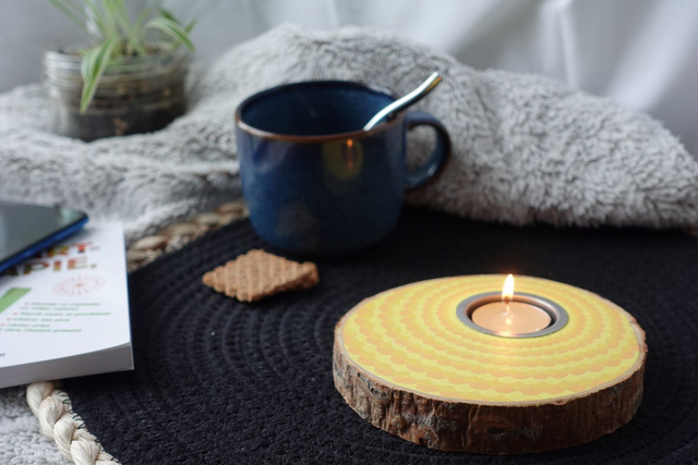 Bougeoir en bois illustré - Jaune