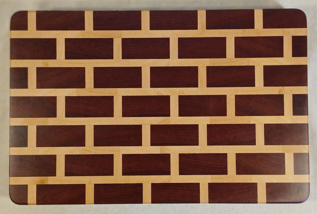 Grande planche en bois de bout "effet brique" sapelli et hêtre