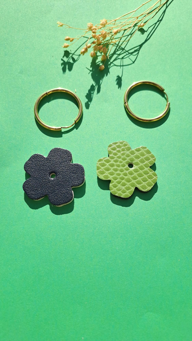 Boucles d'oreilles fleurs réversibles en matières végétales veganes 