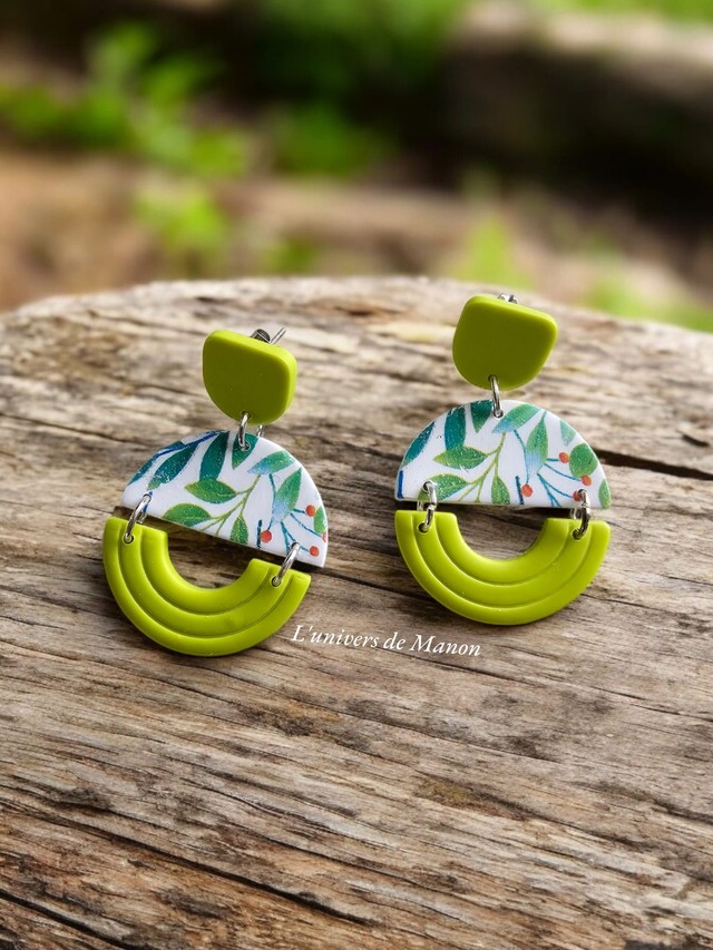 Boucle d&#039;oreille fleurie 