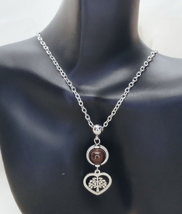 Collier chaîne acier inoxydable 50 cm agrémenté d'un pendentif "arbre de vie cœur" et perle pierre naturelle agate marron.