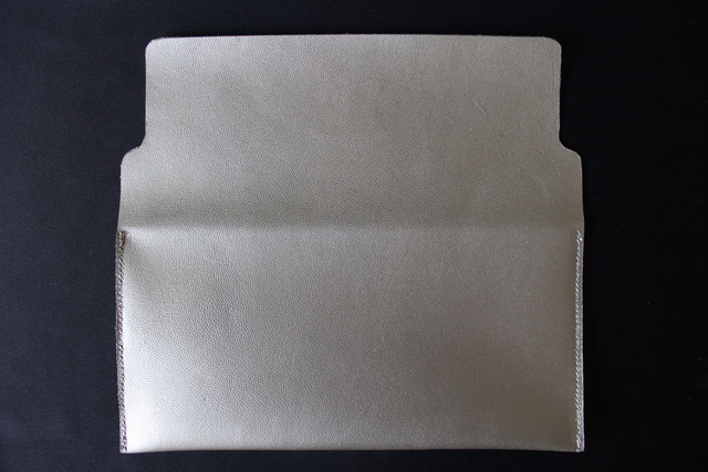 Etui à lunettes plat, cuir veau doré, fermeture à rabat avec bride et le logo peint couleur blanc à l’intérieur