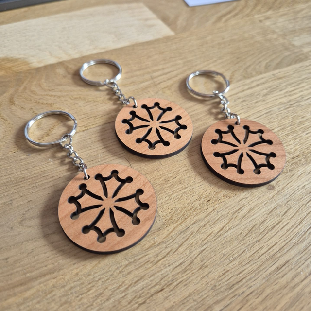 8- Porte-clés Croix Occitane en bois .