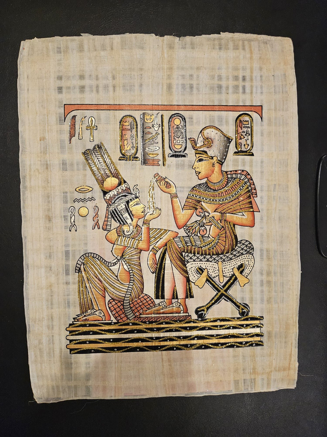 King Tutankhamun &amp; Queen Ankhesenamun Papyrus Art – Ancient Egyptian Royal Couple Gold Wall Decor – 23 × 33 cm