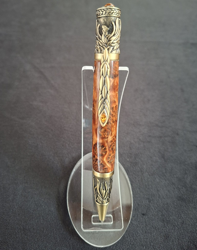 Stylo Phénix en résine cuivrée avec cônes d&#039;aulne