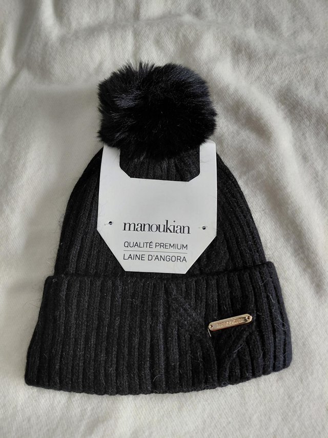 Bonnet Manoukian couleur noir modèle avec ponpon