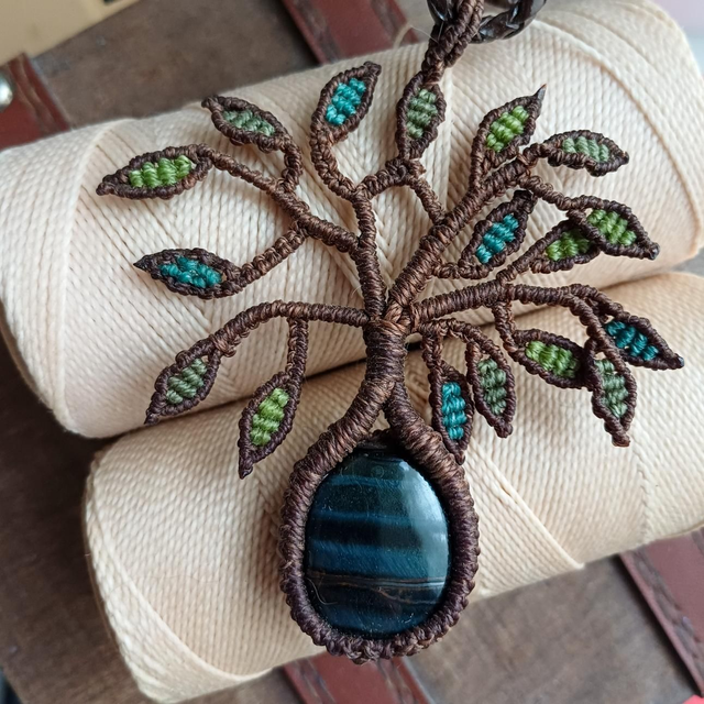 Arbre en micromacramé et œil de loup