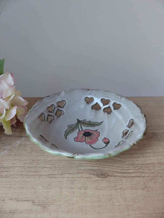 Petite Coupe Panier en Céramique - Vallauris - Ajourée de Cœurs - Motif Fleurs Coquelicots – Vintage - Décoration Maison Bohème Champêtre