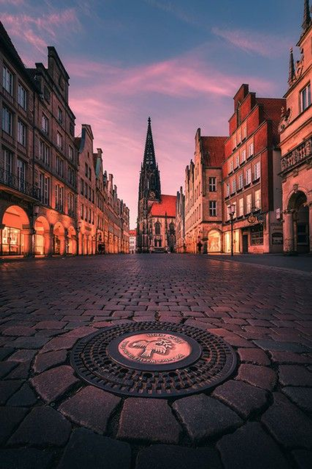Prinzipalmarkt im Abendrot mit Kanaldeckel